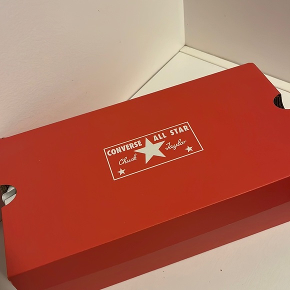 Black converse, men's 8.5 and women 10.5 - Picture 2 of 3